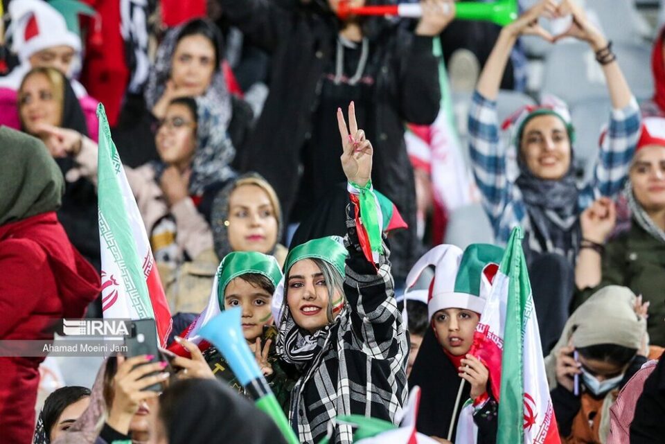 Le tifose iraniane allo stadio Azadi per l'amichevole Iran-Russia