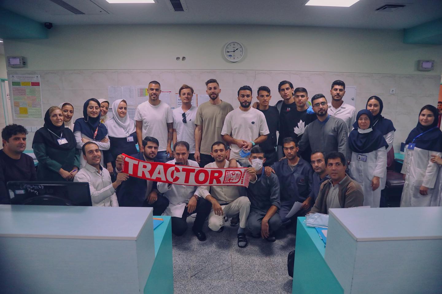 I giocatori del Tractor in visita all'ospedale pediatrico di Tabriz (Instagram: tractorclub1970)